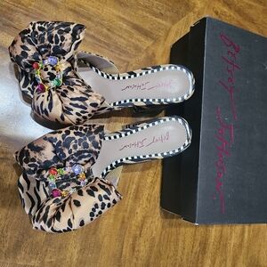 Betsy Johnson size 7 Leopard print shoes.